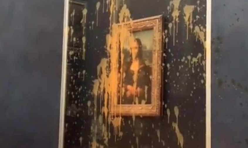 вандалы облили супом картину да винчи «джоконда» в лувре