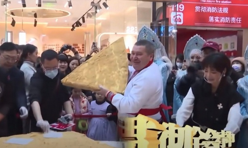 власти хэйхэ устроили в харбине акцию для туристов с гигантскими медовиками и ярмаркой продуктов из благовещенска