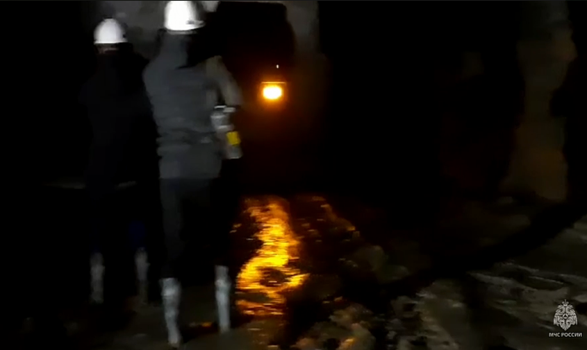 в приамурье под завалами на глубине 125 метров остаются 13 человек: спасатели вывезли из шахты 3 тысячи кубометров грунта