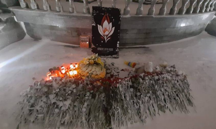 стихийные мемориалы и минута молчания: в россии день общенационального траура по погибшим в «крокус сити холле»
