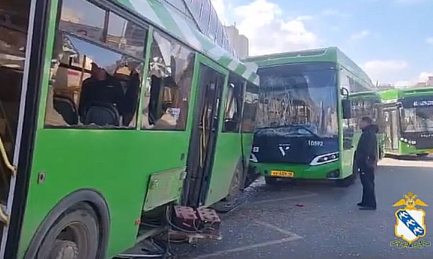 пассажирский автобус протаранил уаз, автобус и несколько легковых автомобилей