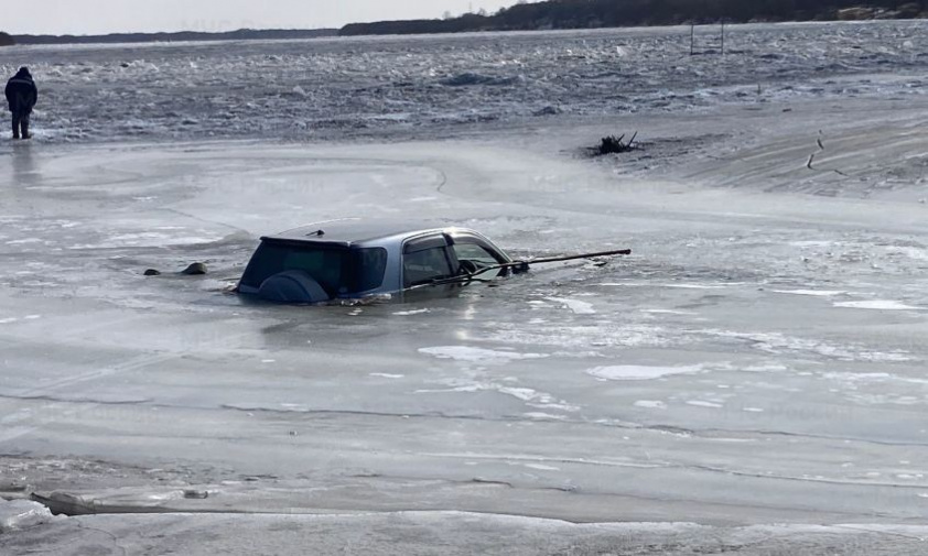 в свободном водитель, выехавший на лед в неположенном месте, утопил свою машину