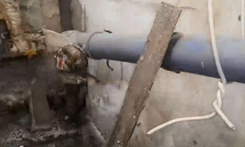 жители дома в новорайчихинске продолжают тонуть в нечистотах из дырявых труб