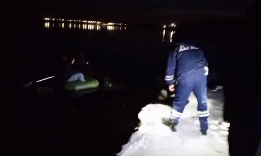 в приамурье на реке бурее с отколовшейся льдины спасли двух человек, в том числе, подростка
