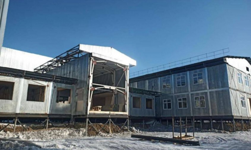 в будущей школе в поселке экимчан начали монтировать крышу
